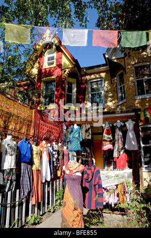 Outdoor-Display Bekleidungsgeschäft, Bezirk Kensington Market, Toronto, Ontario, Kanada Stockfoto