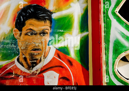 Portugiesischer Fußballspieler Cristiano Ronaldo gemalt auf den Körper eines Klapses Busses in Port-au-Prince tätig. Stockfoto