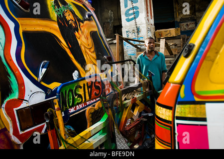 Zwei-Klapses Busse warten in der Zeile für ihre normale Route in der Innenstadt von Port-au-Prince, Haiti abzuweichen. Stockfoto
