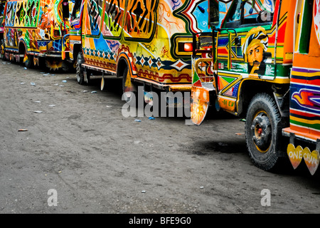 Tap-tap-Bussen durch die Innenstadt von Port-au-Prince, Haiti. Stockfoto