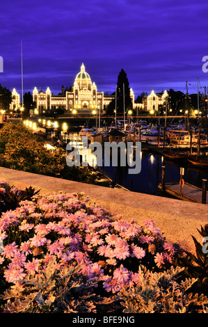 Innenhafen und beleuchtete Parlamentsgebäude in der Abenddämmerung, Victoria, Vancouver Island, British Columbia, Kanada Stockfoto