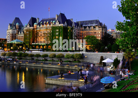 Empress Hotel in der Abenddämmerung mit Wasser Causeway Aktivität, Victoria, Vancouver Island, British Columbia, Kanada Stockfoto