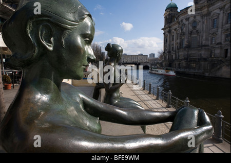 Drei Mädchen und ein Junge, Wilfried Fitzenreiter, Berlin, Palast Hotel, Fluss Spree, Stockfoto