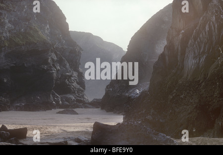 Felsformationen am Strand von Bedruthan Steps, Cornwall. Stockfoto