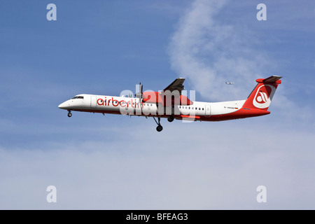 Eine De Havilland Canada Dash 8 Turbo Prop Verkehrsflugzeug der deutschen Fluggesellschaft Air Berlin im Endanflug Stockfoto