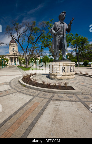 Statue von Louis Riel (1844-1885) mit der Legislative Building im Hintergrund von Winnipeg, Manitoba, Kanada Stockfoto
