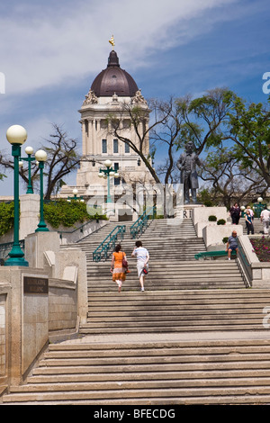 Schritte führt vorbei an Statue von Louis Riel (1844-1885) mit Legislative Building im Hintergrund von Winnipeg Manitoba Kanada Stockfoto
