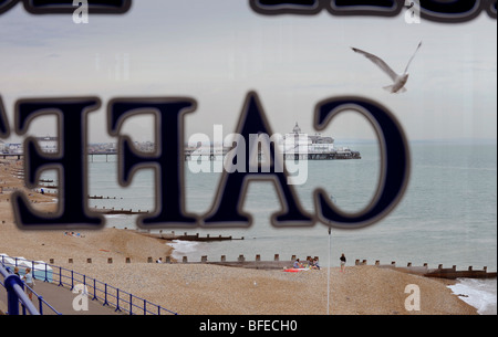 Blick auf den Eastbourne Pier vom Wish Tower Restaurant an der Küste von Eastbourne, East Sussex. Bild Jim Holden. Stockfoto