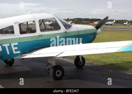 Piper Pa-28 Cherokee Basisflug Ausbildungsstätte Flugzeuge an einem Flugplatz der allgemeinen Luftfahrt in Großbritannien Stockfoto