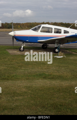 Piper Pa-28 Cherokee Krieger Basisflug Ausbildungsstätte Leichtflugzeug fliegen Stockfoto