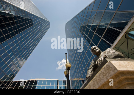 Hochhaus-Türme und Statue des Frederick W. Hill in der Friedrich W. Hill Mall in Regina, Saskatchewan, Kanada Stockfoto