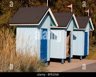 Blauen hölzernen Umkleidekabinen am Nallikari Strand Finnland Stockfoto