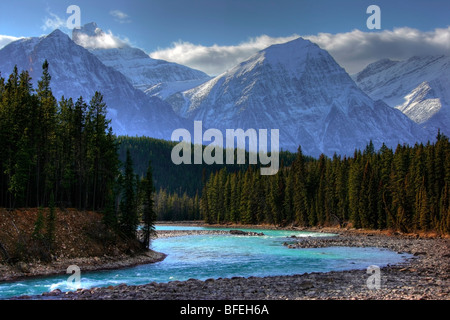 Athabasca River entlang der Columbia Icefields Parkway in Jasper Nationalpark, Alberta, Kanada Stockfoto