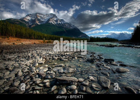 Athabasca River entlang der Columbia Icefields Parkway in Jasper Nationalpark, Alberta, Kanada Stockfoto