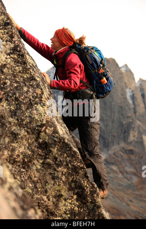 Junge Frau Bouldern in Tombstone Park, Yukon, Kanada Stockfoto