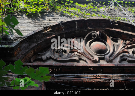 Dekoration-Details auf einem alten Shikumen-Haus in Shanghai, China. 19. Oktober 2009 Stockfoto