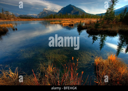 Mount Rundle spiegelt sich in der Vermillion Seen außerhalb von Banff, Alberta, Kanada Stockfoto