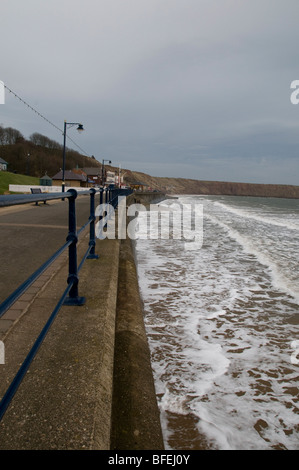 Filey Promenade an einem windigen Tag. Die Wellen brechen gegen die Küstenschutzes zeigen. Stockfoto