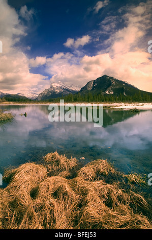 Dritte Vermilion See und Mount Rundle und Sulphur Mountain, Banff Nationalpark, Alberta, Kanada Stockfoto