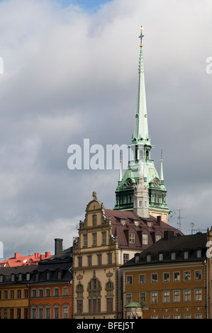 Die deutschen Kirchturm in der alten Stadt Stockholm, über die Skyline. Stockfoto