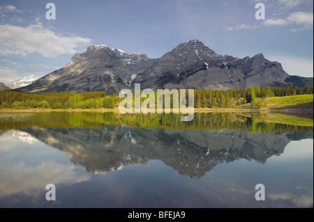Keil-Teich und Mount Kidd, Kananaskis Country, Alberta, Kanada Stockfoto