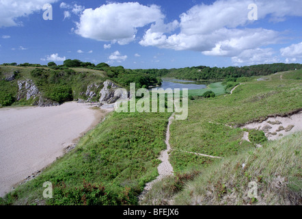 Fußweg zum Bosherston Seerosenteichen durch breiten Oase Strand Pembrokeshire Küste wales Stockfoto