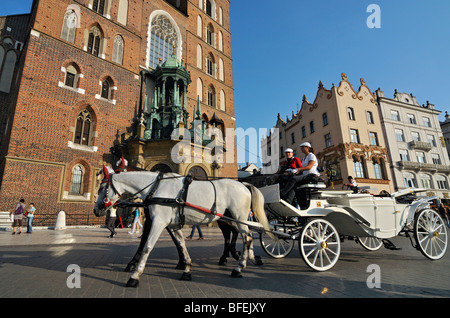Pferdekutsche vor der Marienkirche im Hauptmarkt (Rynek Glowny) in Krakow (Krakau), Polen Stockfoto