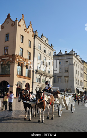 Pferdekutsche im Hauptmarkt (Rynek Glowny) in Krakow (Krakau), Polen Stockfoto