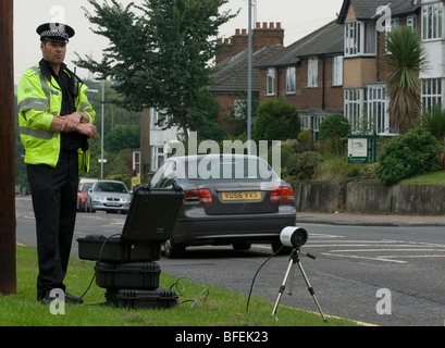 Polizist verwendet eine mobile ANPR einrichten Stockfoto