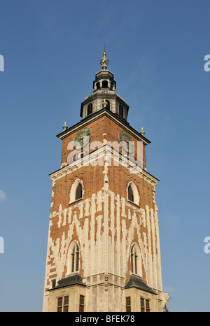 Red Brick Rathausturm (Wieza Ratuszowa) im Hauptmarkt (Rynek Glowny), alte Stadt Krakow (Krakau), Polen Stockfoto