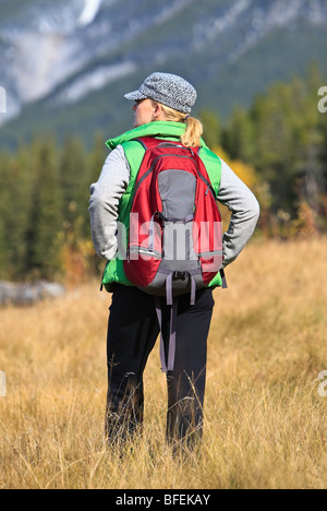 Rückansicht der Frau Wanderer in der Nähe von Medicine Lake, Jasper Nationalpark, Alberta, Kanada. Stockfoto