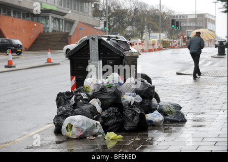 Müllberge Aufbau auf den Straßen von Brighton während eines Streiks durch den Stadtrat Stockfoto