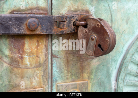 Rostige alte Vorhängeschloss Stockfoto