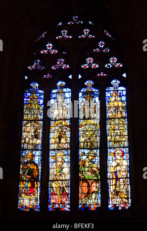 Glasfenster in der Kathedrale von Sevilla in Spanien Stockfoto