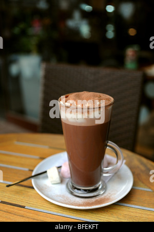 Tasse heiße Schokolade mit Marsh Mallows aus dem Costa Coffee Cafe in Lewes Sussex Stockfoto