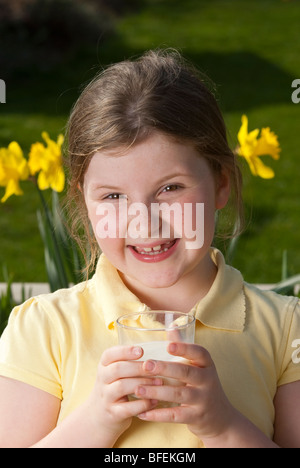 Junge Mädchen genießt ein Glas Milch Stockfoto