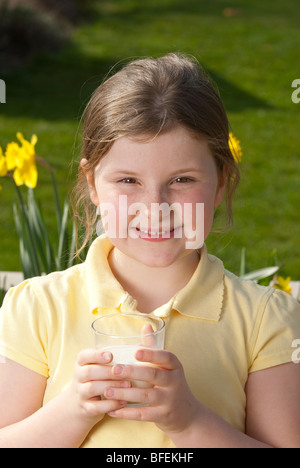 Junge Mädchen genießt ein Glas Milch Stockfoto