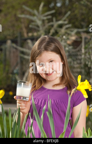 Junge Mädchen genießt ein Glas Milch Stockfoto