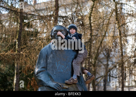 Berlin Deutschland, Käthe Kollwitz, Park. Kind klettert auf Statue von Käthe Kollwitz. Stockfoto