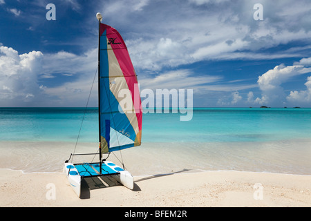 kleines Segelboot am Strand an der Ffyres Bucht in der Karibik Antigua Stockfoto