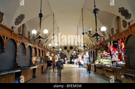 Shops im Renaissance Sukiennice (Tuchhallen, Tuchmacher Hall) in Krakow (Krakau), Polen Stockfoto