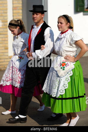 Männer und Frauen in traditionellen Svab Kleid am Weinlesefest, Hajos (Haj s) Ungarn Stockfoto