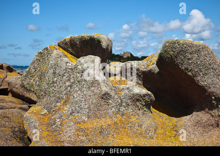 Chateau de Costaèrés an der rosa Granit Küste, Bretagne. Stockfoto