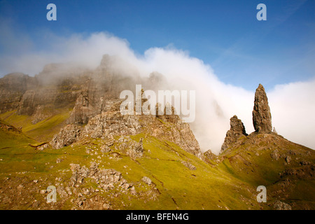 Der Old Man of Storr im trüben Nebel, Isle Of Skye, Highlands, Schottland, Vereinigtes Königreich. Stockfoto