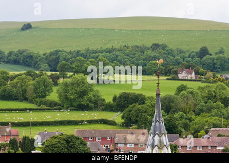 Kirche-Kirchturm und Tal in East Meon, Hampshire, England Stockfoto