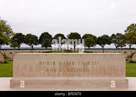 Die Inschrift "Their Name lebt für Evermore" auf einem Denkmal an ein kanadischer Soldatenfriedhof in Frankreich Stockfoto