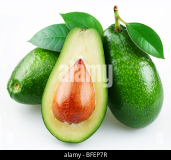 Avocado mit Blättern auf weißem Hintergrund Stockfoto