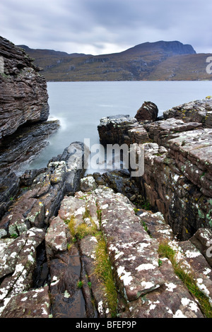 Wenig Licht Blick auf Loch Broom in Richtung Beinn Ghobhlach in der Nähe von Ullapool in Schottland. Stockfoto