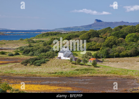 Mit Blick auf eine Sgurr (The Notch) auf der Insel Eigg aus Portnaluchaig Arisaig Inverness Shire, Schottland, UK Stockfoto