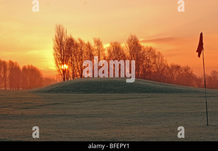 Golfplatz in der Morgendämmerung an einem Wintertag Stockfoto